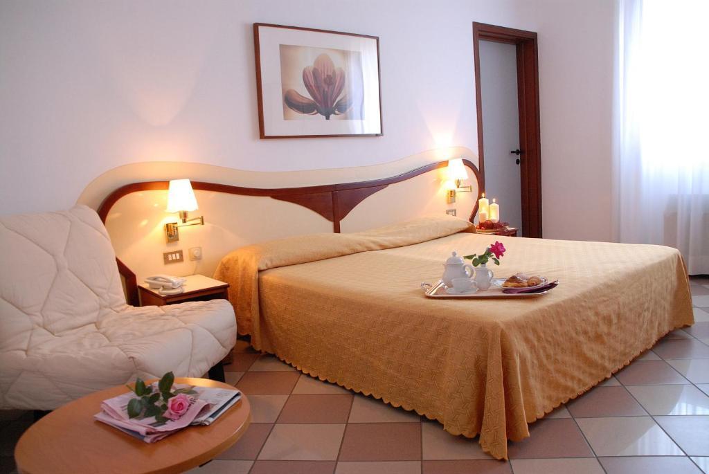 Hotel La Fenice Formigine Phòng bức ảnh